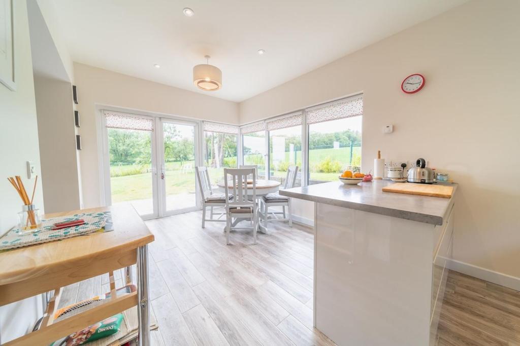 2 Bed Waterfront Property - Close To Courtmacsherry كورك المظهر الخارجي الصورة